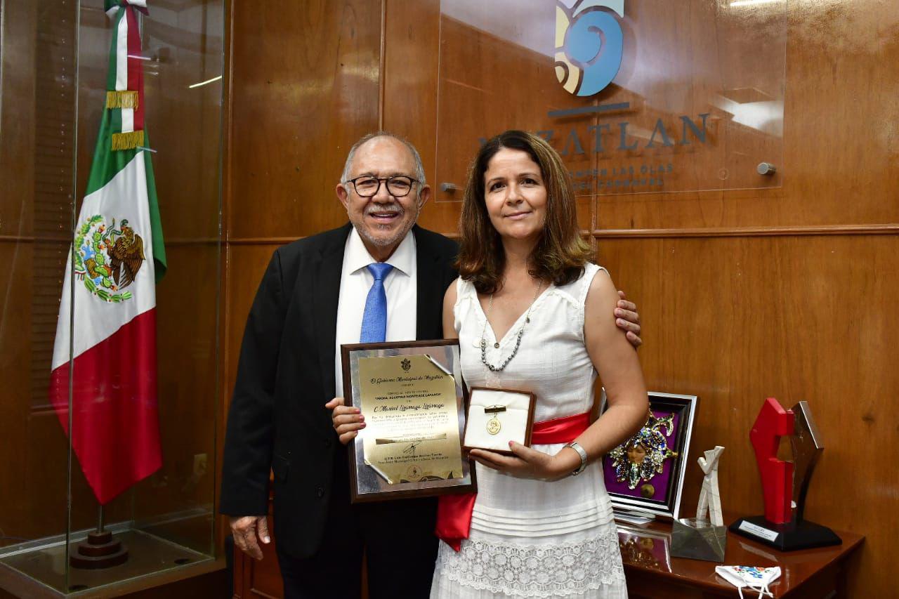 $!La galardonada junto al Alcalde de Mazatlán, Luis Guillermo Benítez Torres.