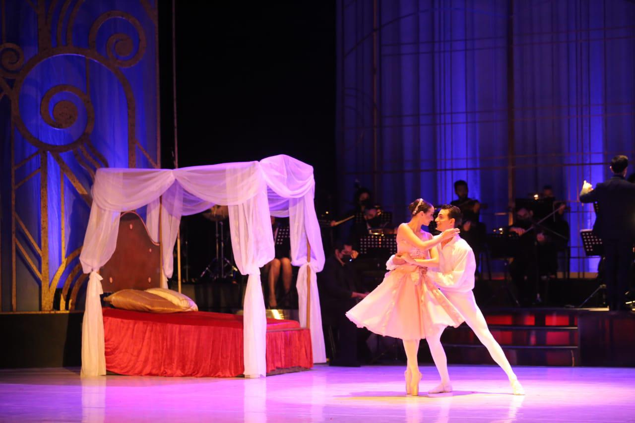 $!Deleitan a mazatlecos con su ‘Romances’ en el Teatro Ángela Peralta