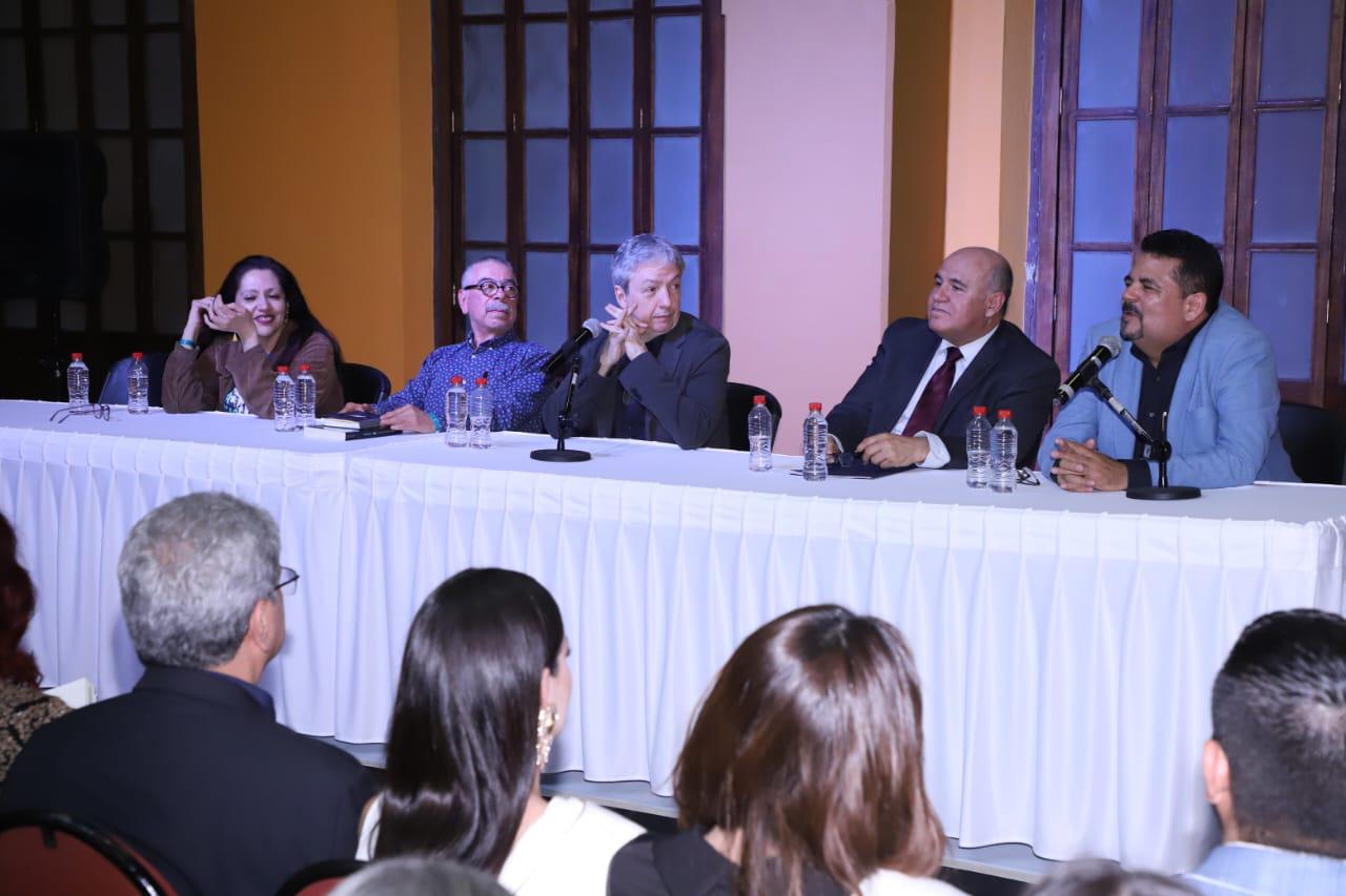 $!Juan José Rodríguez, presidente del jurado, dijo que encontró en la novela los méritos literarios suficientes para premiarla.