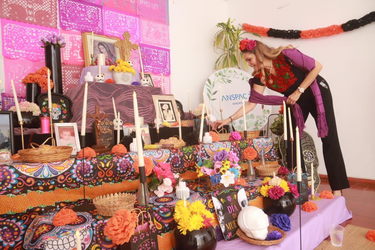 $!Imelda Morales de Chicuate coloca uno de los elementos del altar.