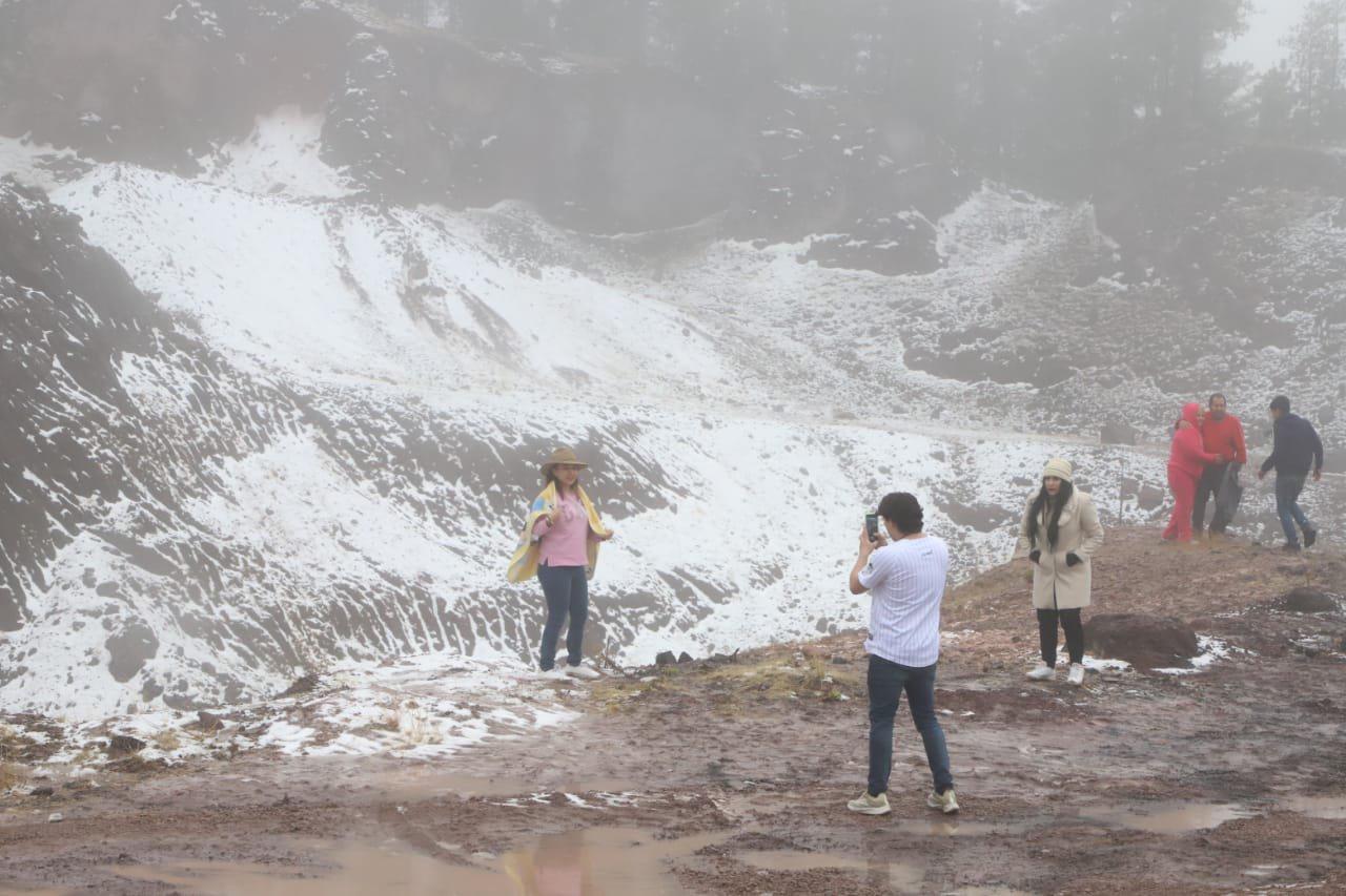 $!Nieva en Durango y las familias acuden a disfrutar del espectáculo