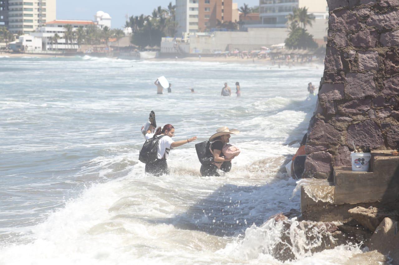 $!Colocan banderas amarillas en playas por aumento de oleaje; piden a bañistas no ir mar adentro