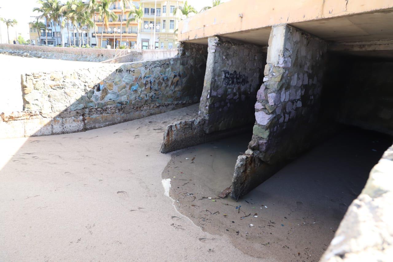 $!Mantienen cerrada a los bañistas la playa Olas Altas en Mazatlán