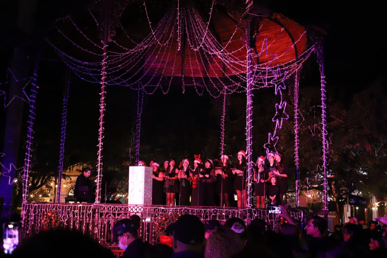 $!El Ensamble Vocal del Centro Municipal de las Artes, bajo la dirección del maestro Juan Pablo García, deleitó a los presentes con villancicos.