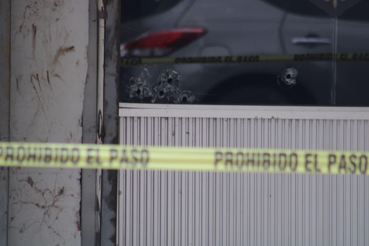 $!Persiguen a un hombre hasta una barbería y lo balean en Costa Rica, Culiacán