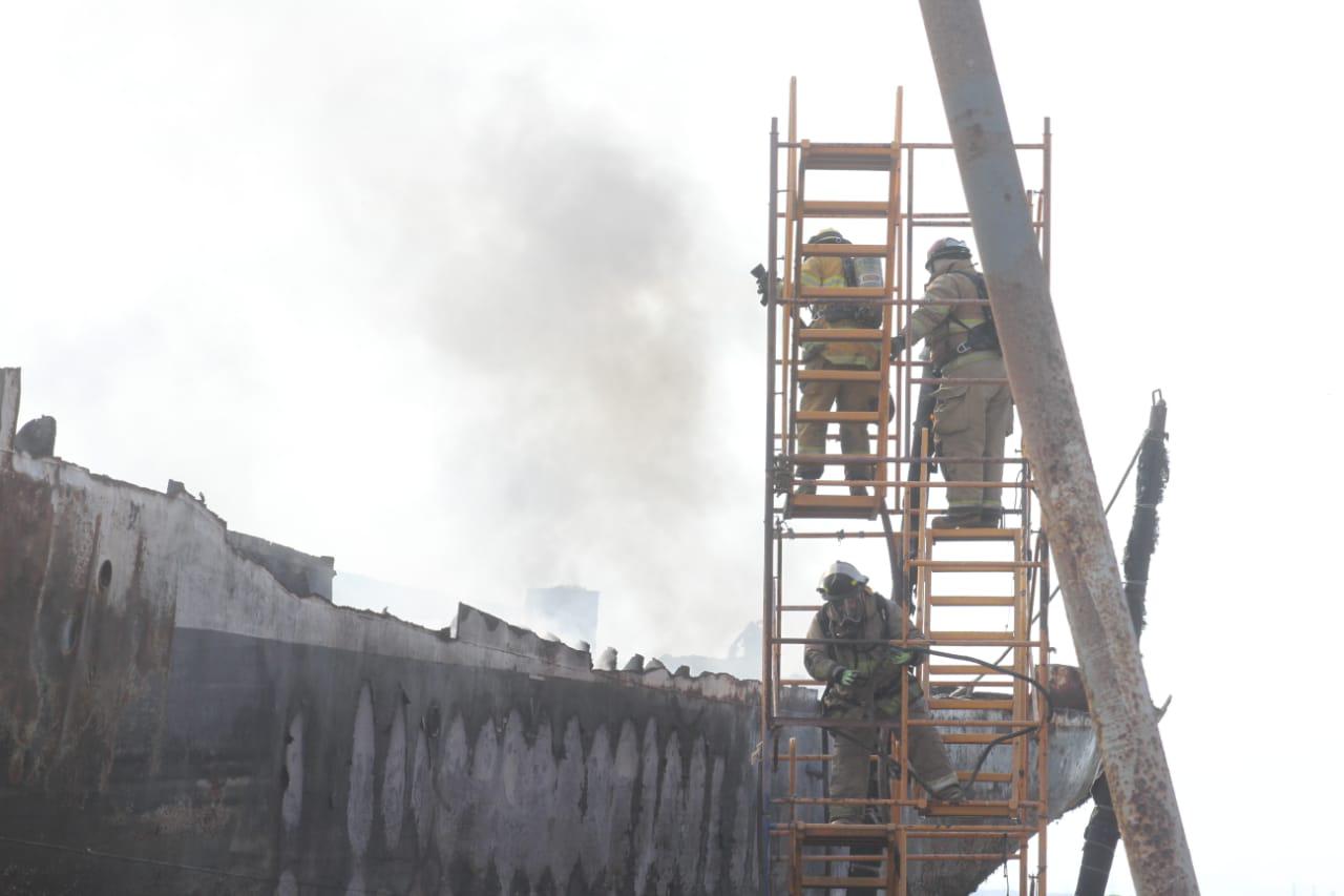 $!En astillero de Mazatlán arde ‘cascarón’ de barco cuando era desmantelado
