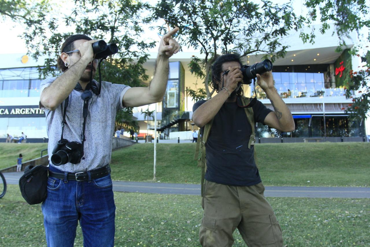 $!El biólogo, Eduardo Quintero y David Lara miembro del Colectivo Charas Sinaloa, realizando observación de aves.