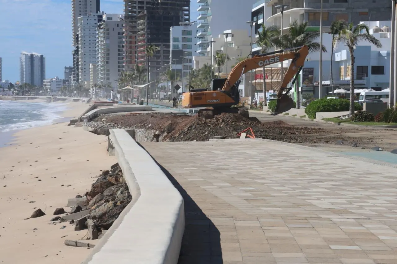 $!Son 6 los socavones del malecón de Mazatlán, uno de alrededor de 100 metros