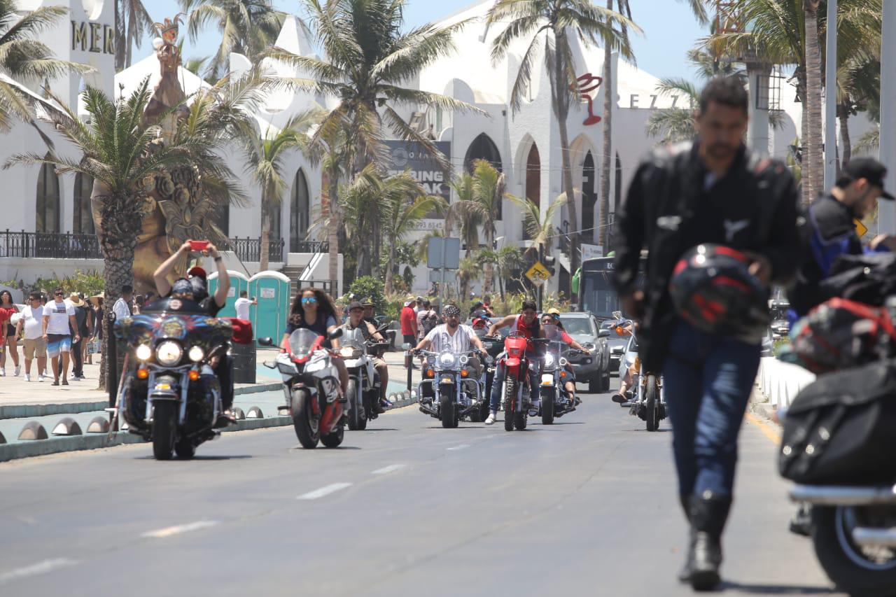 $!Los ‘bikers’ no se detienen, tras la muerte de un compañero en la Zona Dorada de Mazatlán