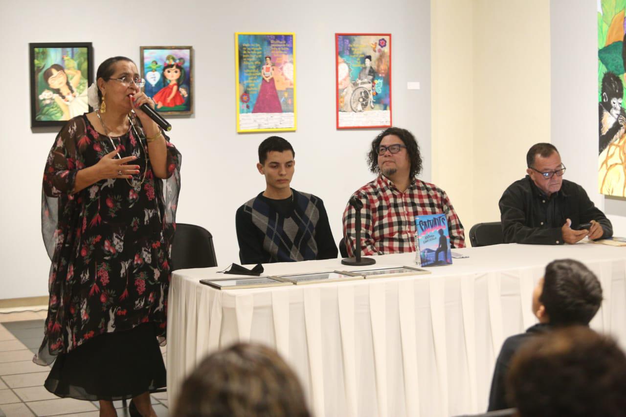 $!María Muñiz, coordinadora del programa Jueves Literarios, realizó la presentación de los panelistas.