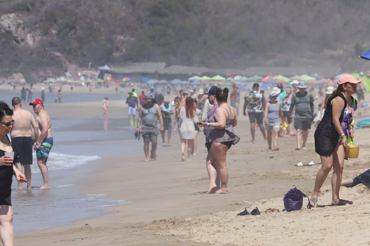 $!Llegan poco a poco bañistas a las playas de Mazatlán para disfrutar del Sábado de Gloria