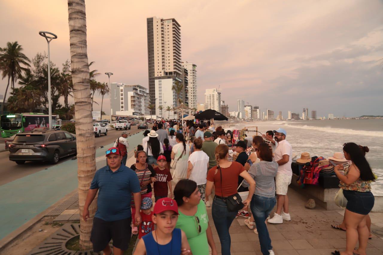 $!Se convierte el malecón de Mazatlán en el escenario favorito de turistas para admirar el atardecer