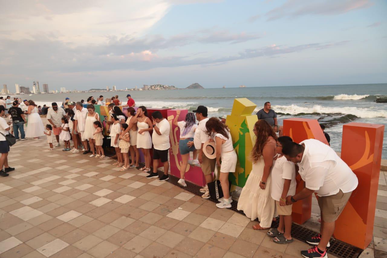 $!Se convierte el malecón de Mazatlán en el escenario favorito de turistas para admirar el atardecer