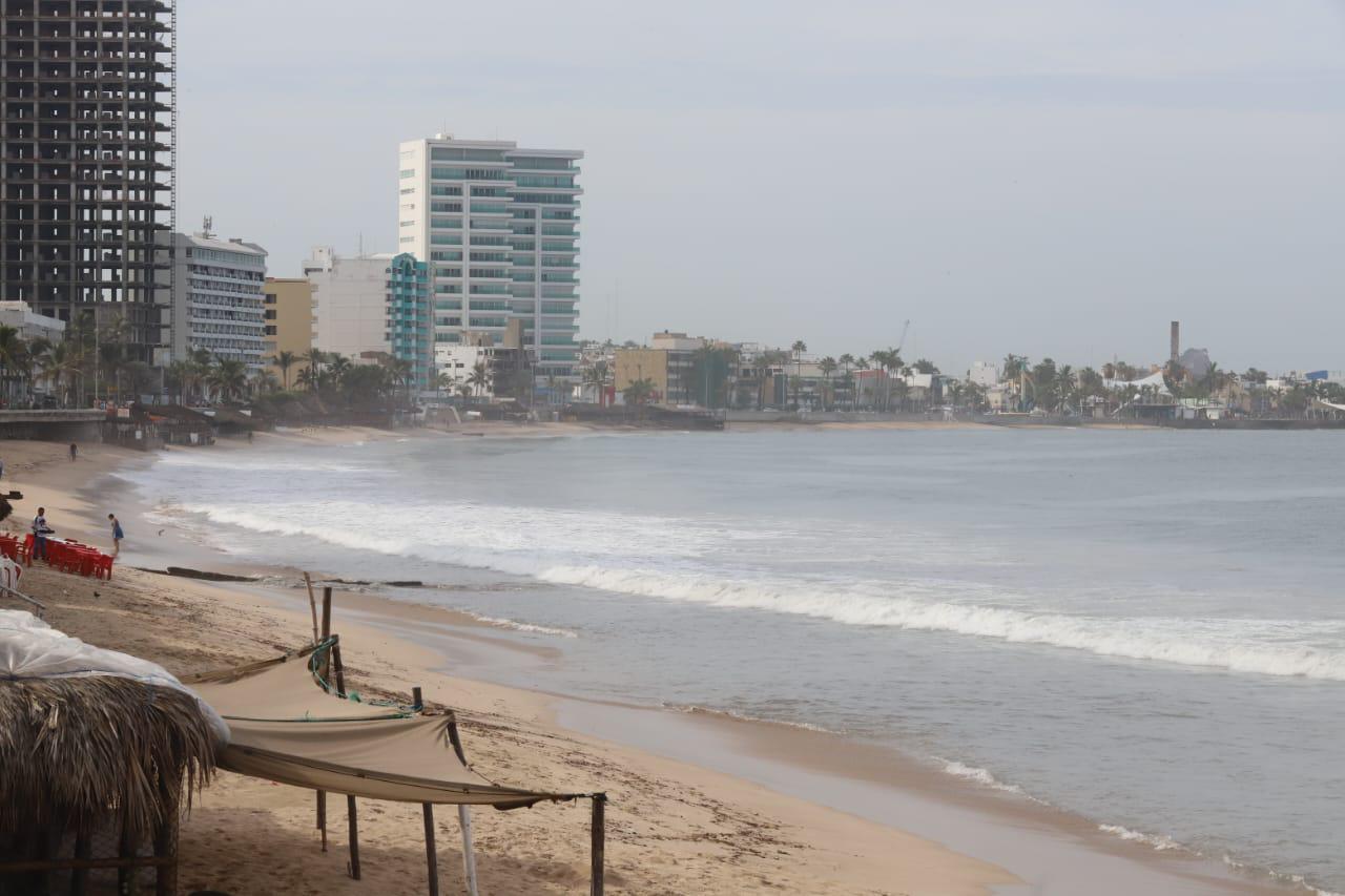 $!Llaman a extremar precauciones por mar de fondo y corrientes de retorno en Mazatlán