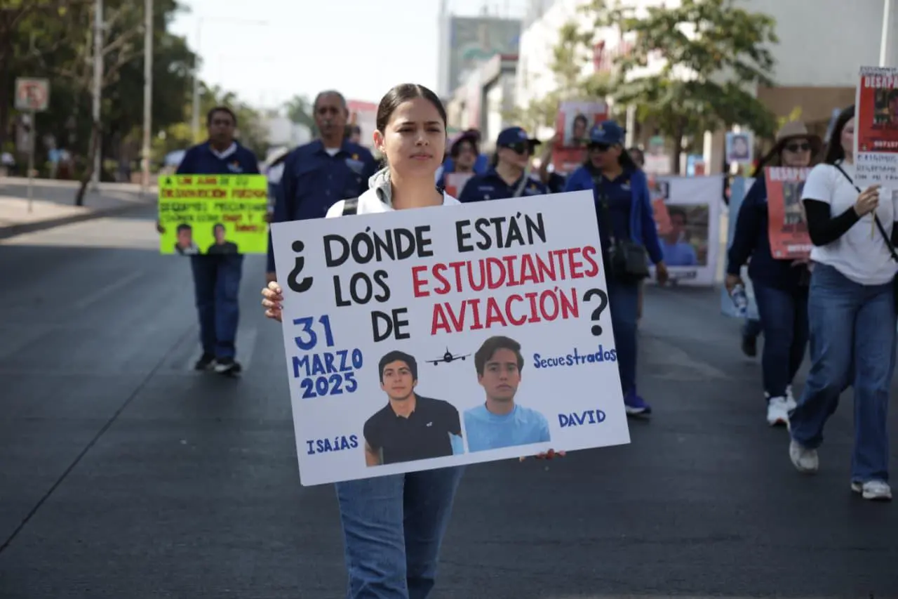 $!Marchan a la FGE familias de David Antonio y José Isaías, estudiantes de aviación, a un año de su desaparición