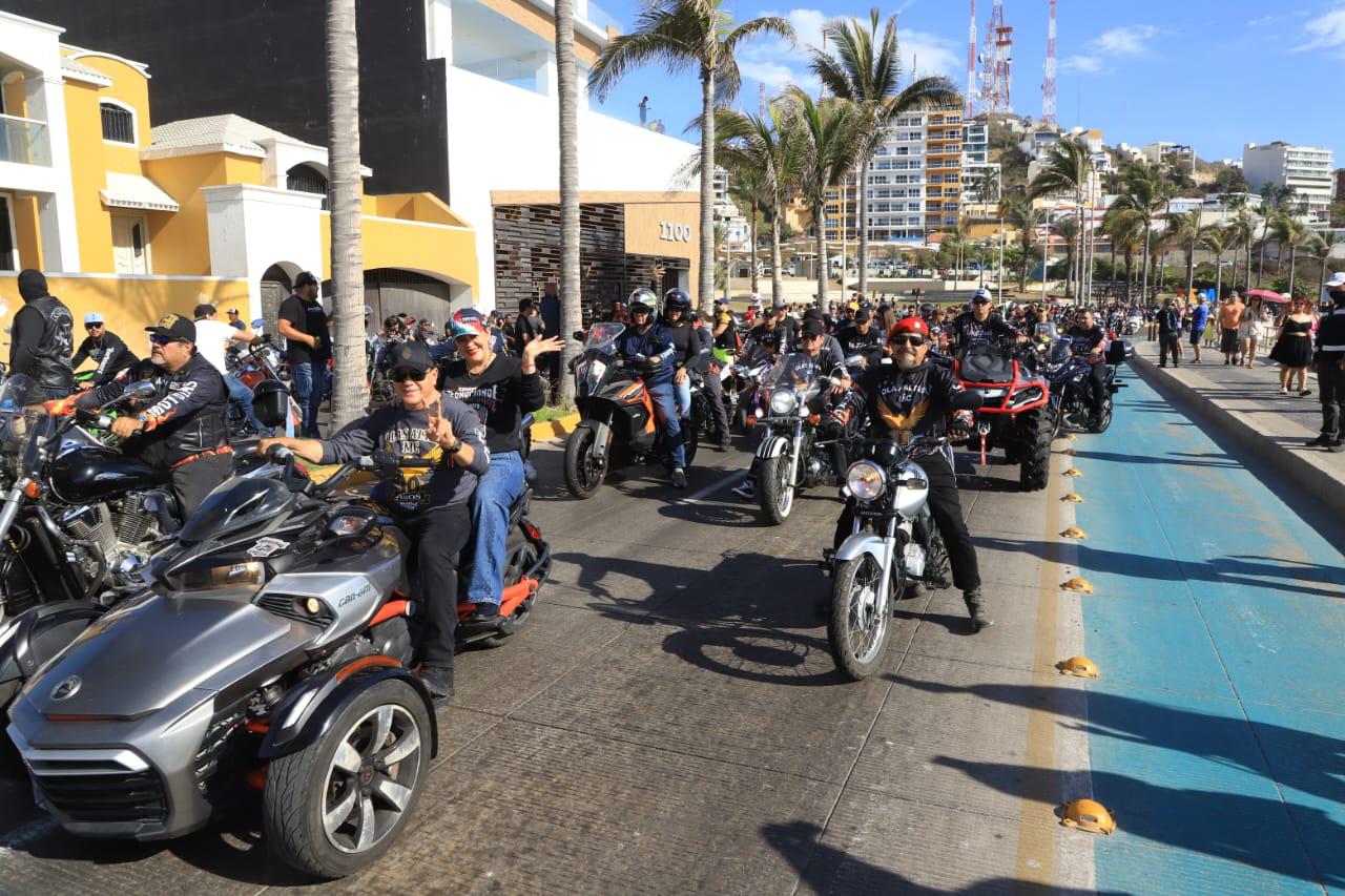 $!Cientos de motociclistas recorren el paseo costero de Mazatlán dentro de la Semana de la Moto