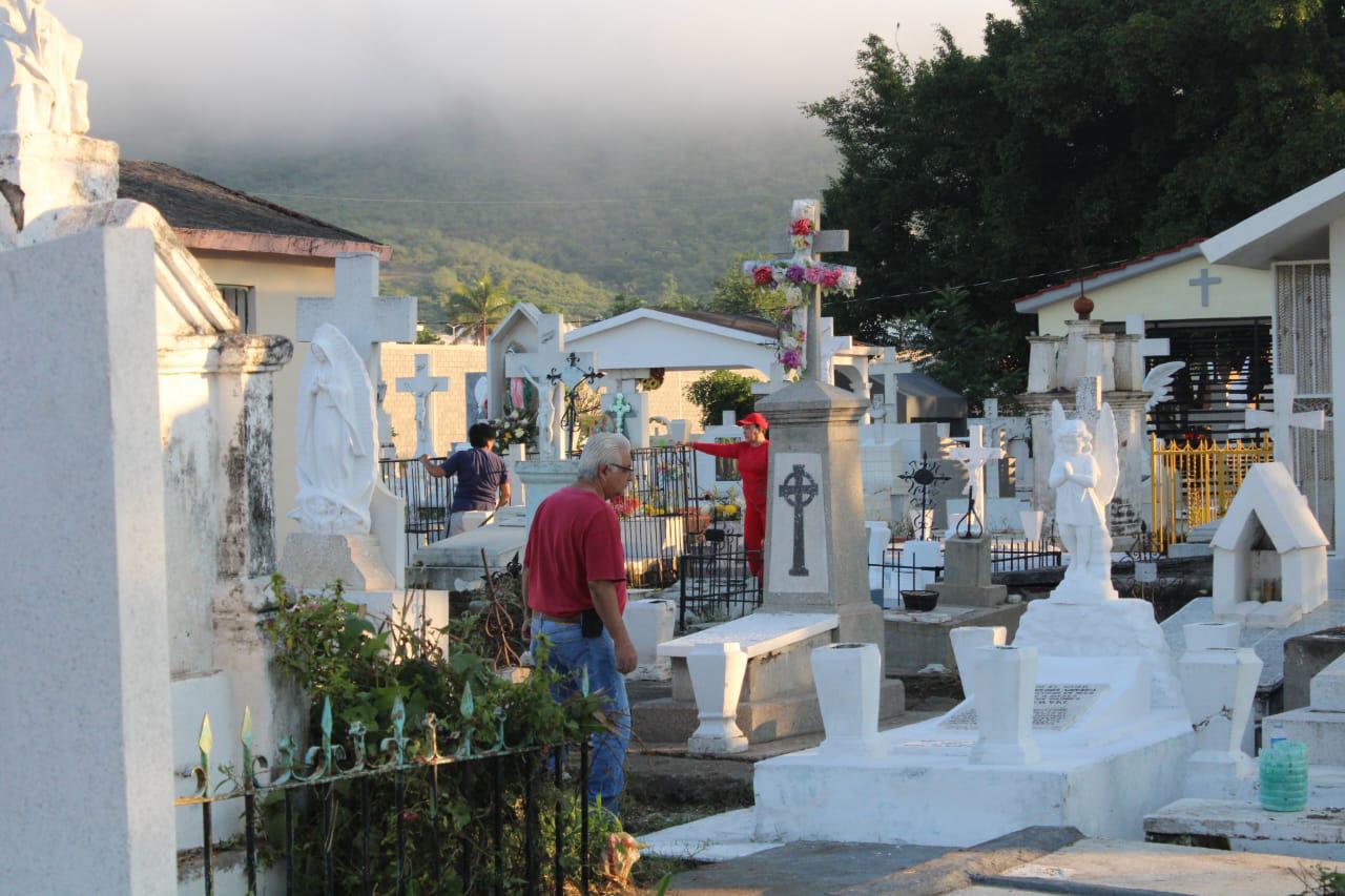 $!Rosarenses recuerdan a sus niños en el Día de Todos los Santos