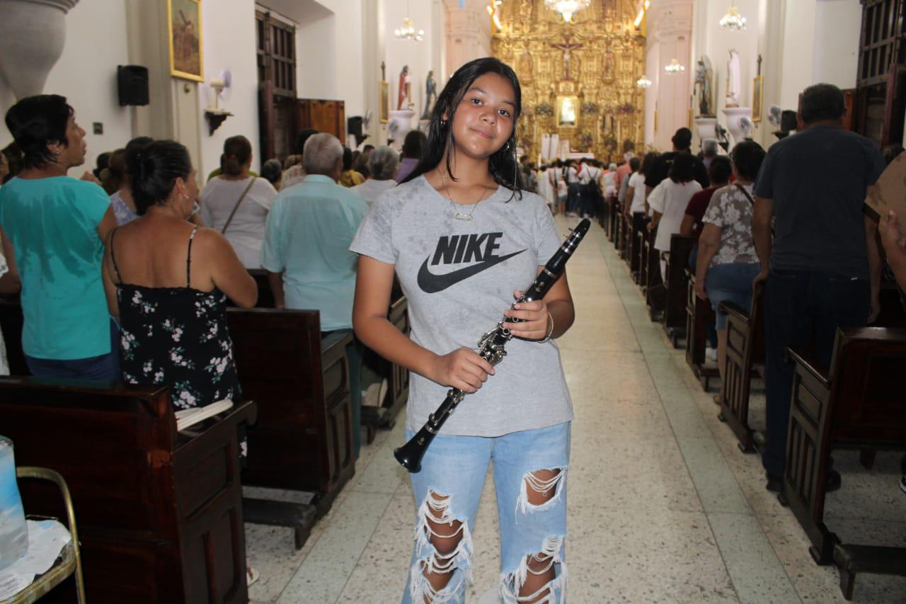 $!Con solo 13 años, Dafne toca el clarinete en una banda sinaloense