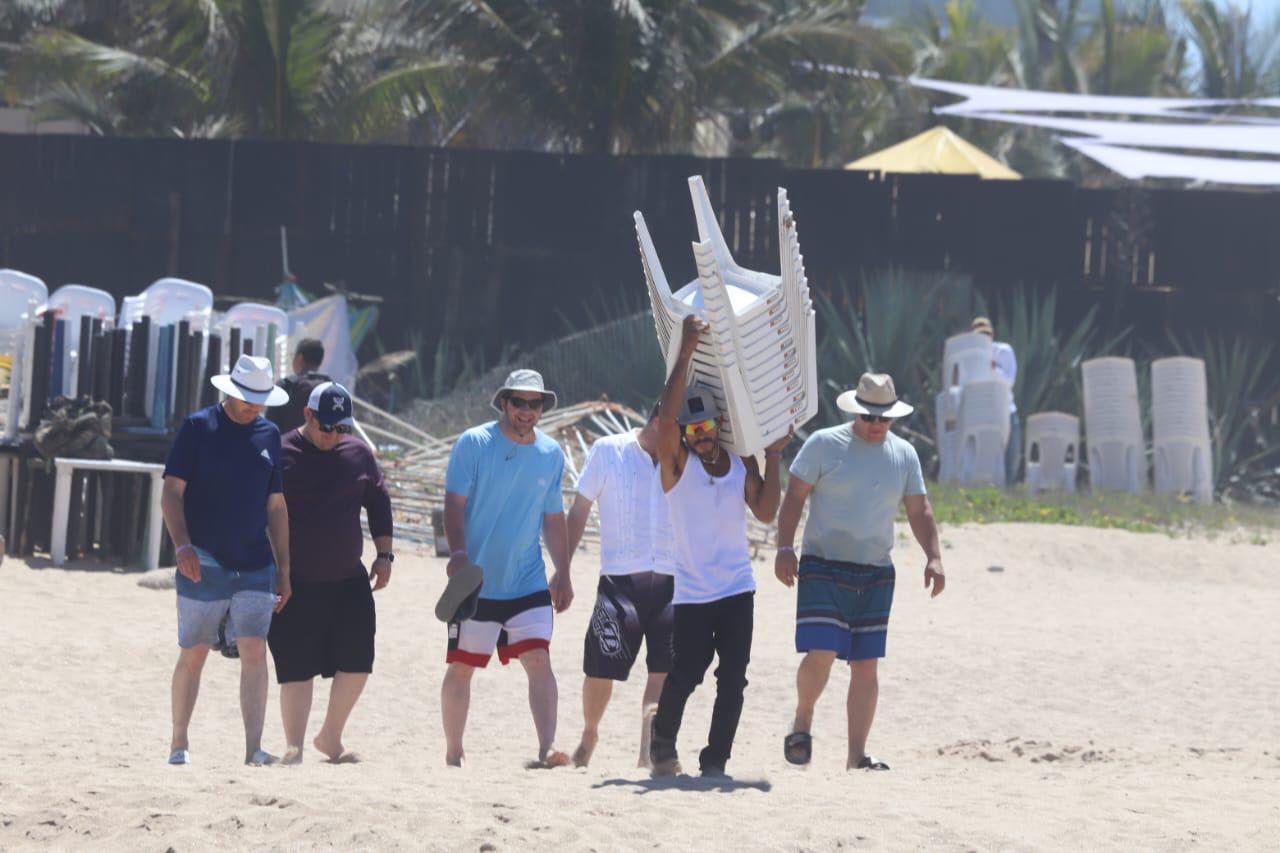 $!Llegan poco a poco bañistas a las playas de Mazatlán para disfrutar del Sábado de Gloria