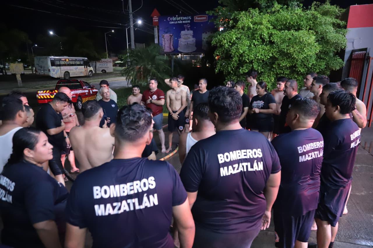 $!Con el tradicional bautizo Bomberos de Mazatlán conmemoran su día