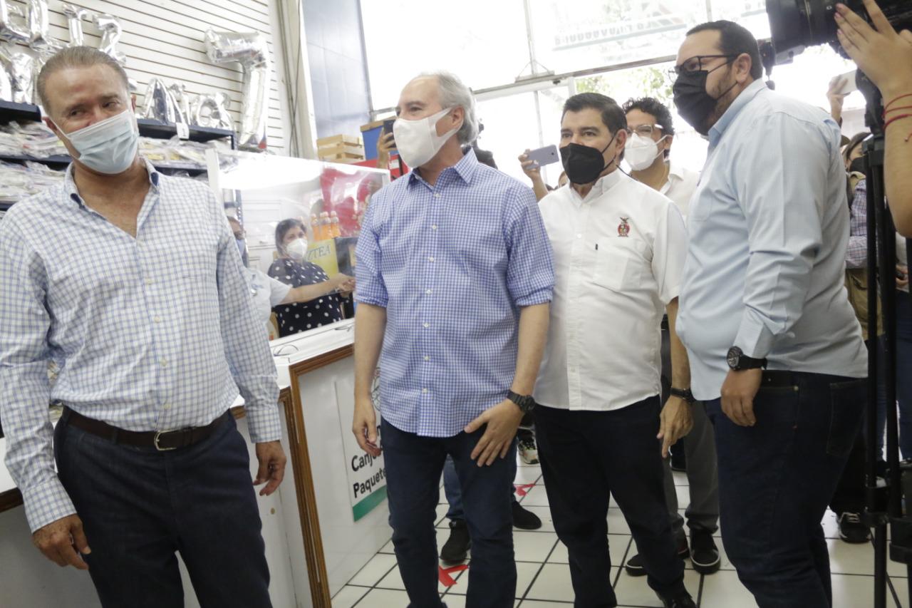 $!Durante el primer día de canje, el Gobernador Quirino Ordaz Coppel acudió a dos sitios en el centro de Culiacán.