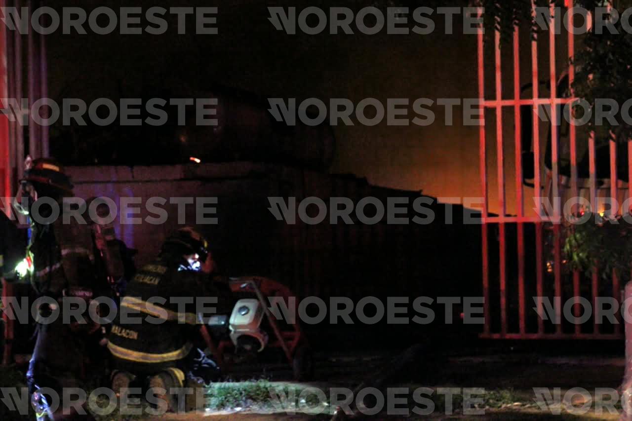 $!Se incendia bodega distribuidora de electrodomésticos por La Costerita, en Culiacán