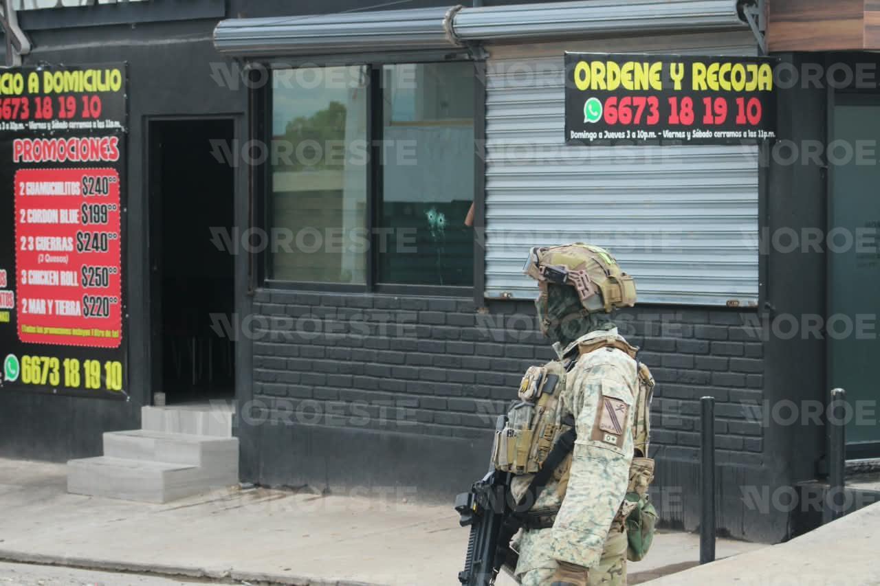 $!Balean e incendian negocio de venta de sushi en la Lázaro Cárdenas, en Culiacán