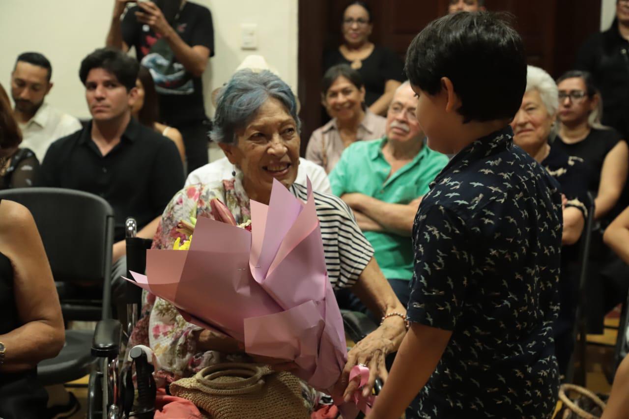 $!La maestra de piano Cecilia Reyes López, quien estuvo presente en la velada, recibió un ramo de flores de su nieto León Washington Murillo.