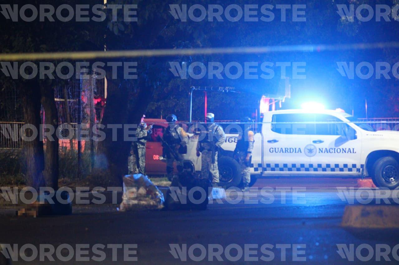 $!Dejan a un hombre asesinado y encintado de cara y manos atrás de Torre Académica de la UAS, en Culiacán