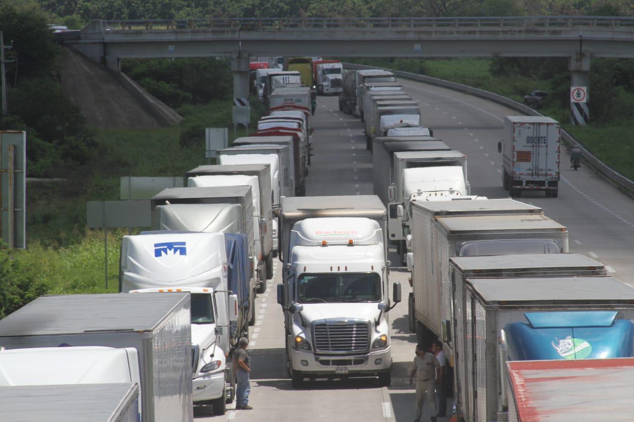 $!Carreteras de Mazatlán están saturadas por cierre de autopista a Culiacán