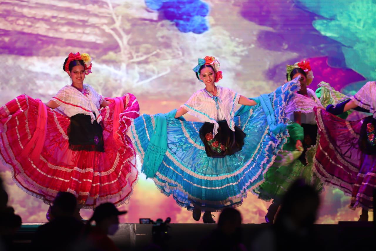 $!Ivanna Matamoros es coronada como Reina de los Juegos Florales del Carnaval de Mazatlán 2022