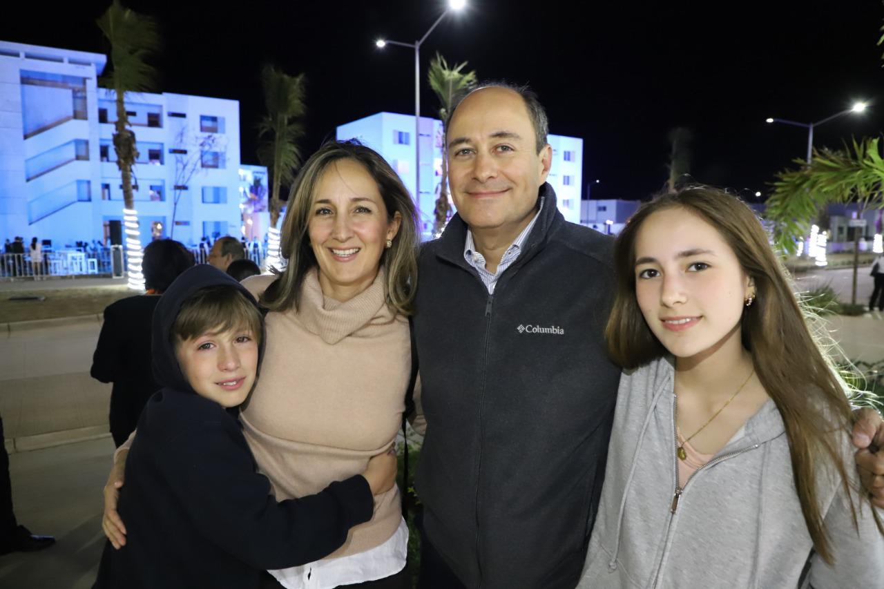 $!Marisela Ramos y Ricardo Clouthier con sus hijos Andrés y Sofía.