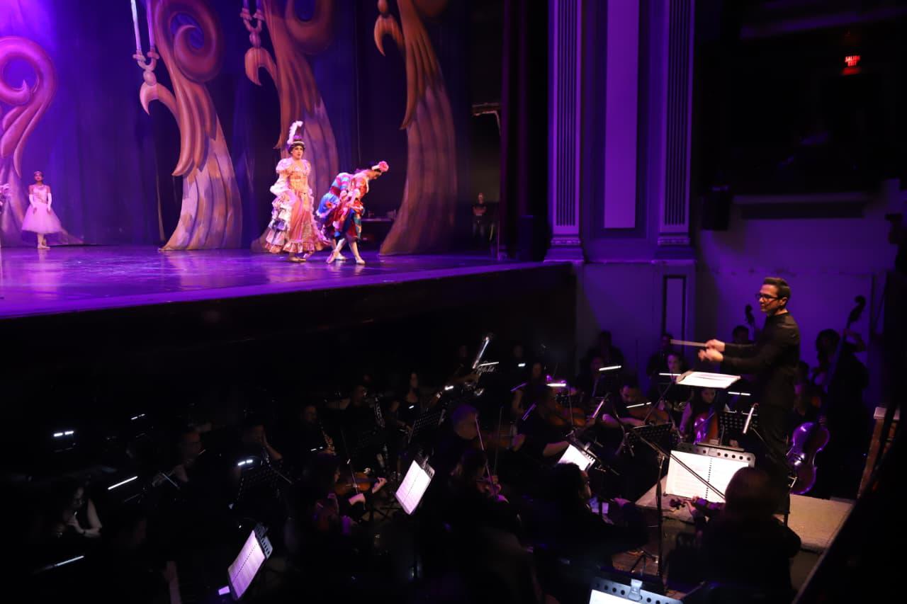 $!La Camerata Mazatlán, dirigida por el maestro Sergio Freeman.