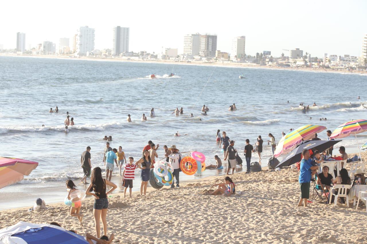 $!Acuden miles de personas a mitigar el calor en las playas de Mazatlán