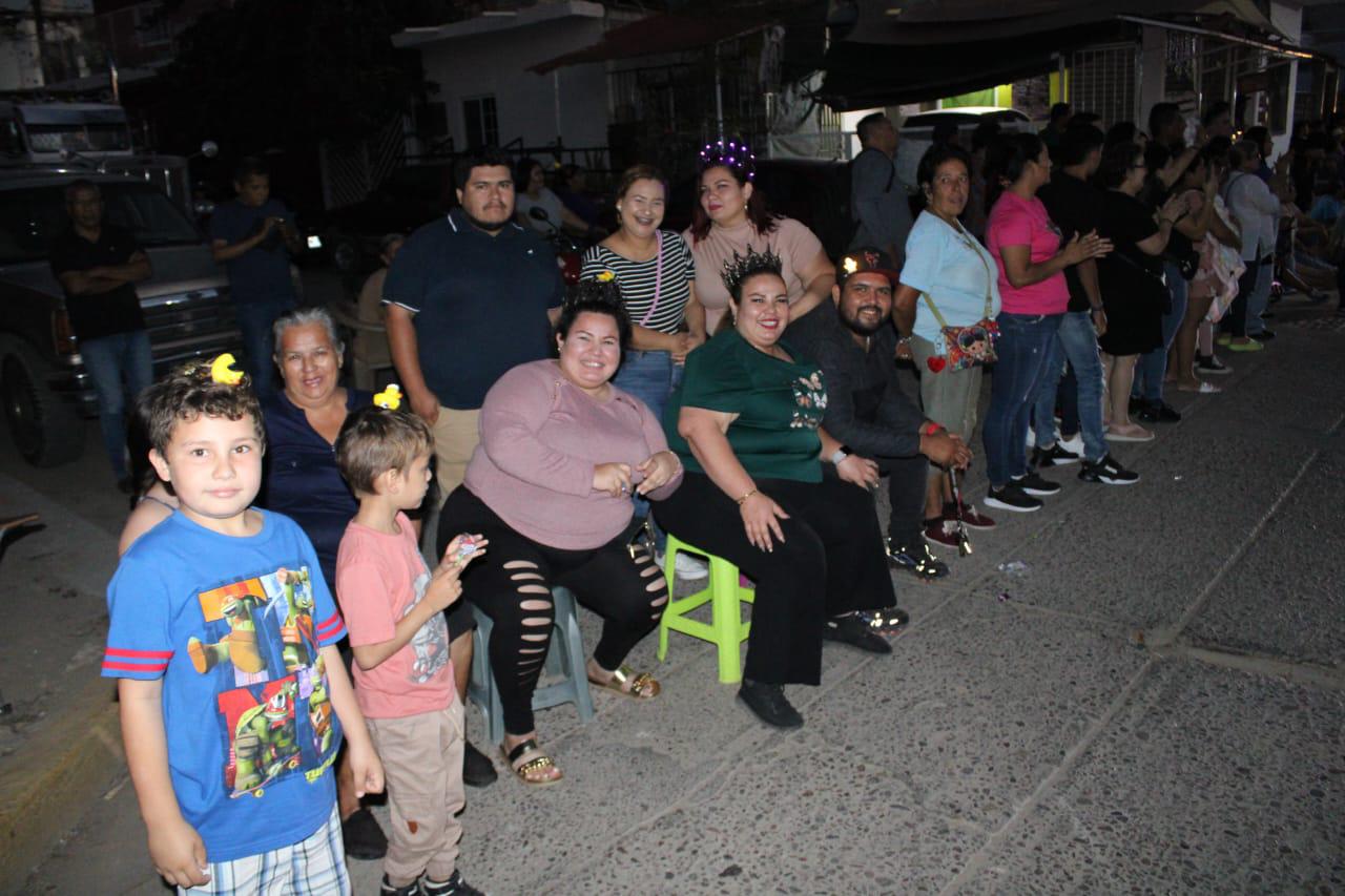$!Disfrutan familias del desfile real del Carnaval de Rosario 2024