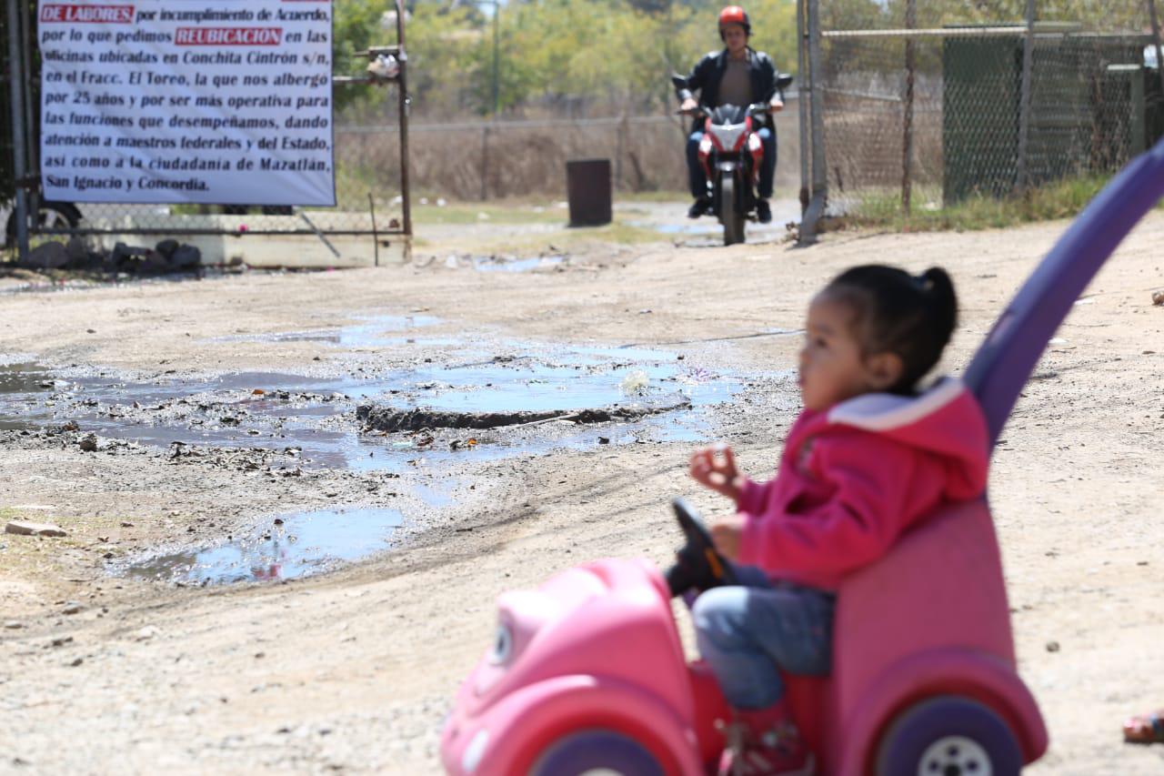 $!En Mazatlán, se derraman miles de litros de aguas negras en la Colonia Hacienda de Urías