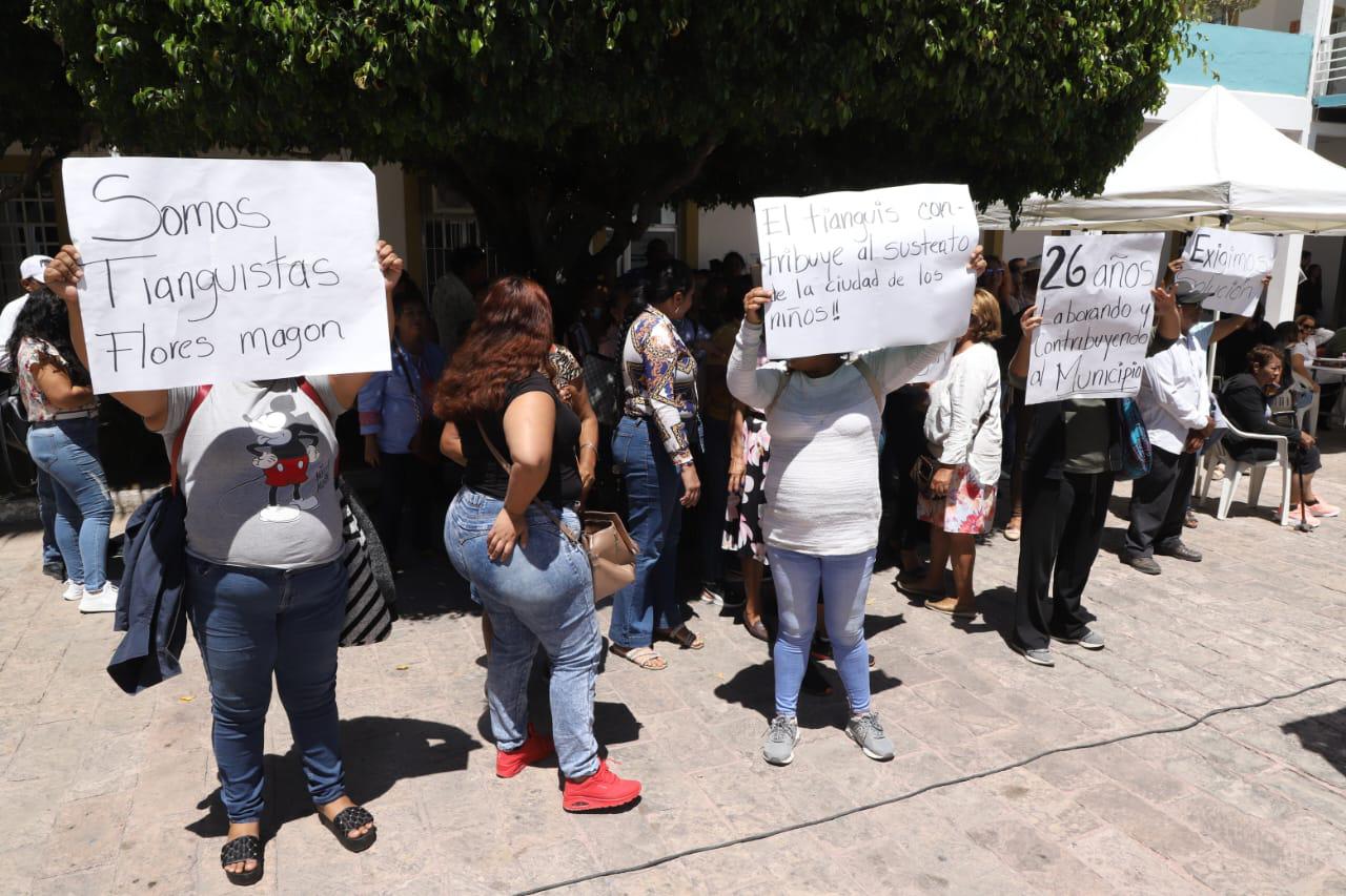 $!Tianguistas de la Flores Magón se manifiestan en Ayuntamiento de Mazatlán