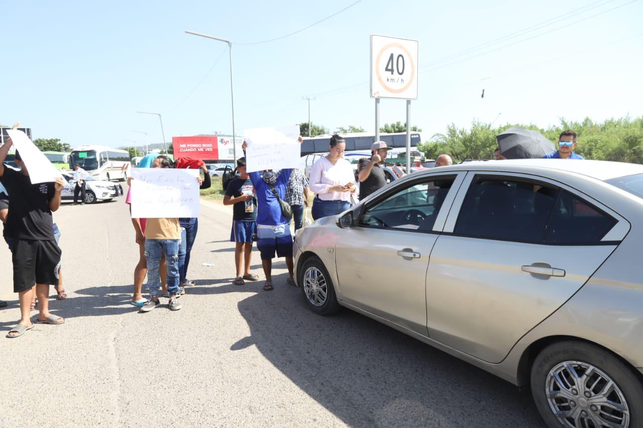 $!Bloquean Avenida Múnich, en Mazatlán, para exigir ampliación de rutas de camiones ya autorizadas
