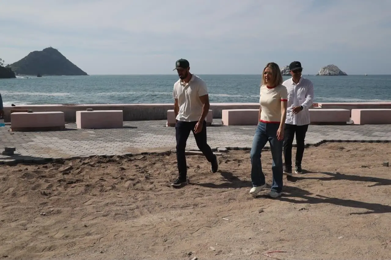 $!Estrella Palacios supervisa, otra vez sin prensa, daños por fuerte oleaje en la zona costera de Mazatlán