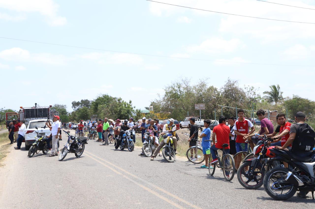 $!Hombre sube a torre de la CFE en Villa Unión; ponen brincolines por si se arroja