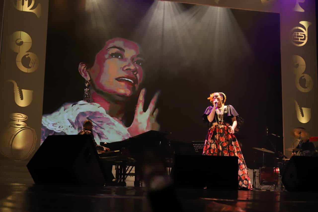 $!Sarah Holcombe durante su emotiva interpretación de Cucurrucucú Paloma.