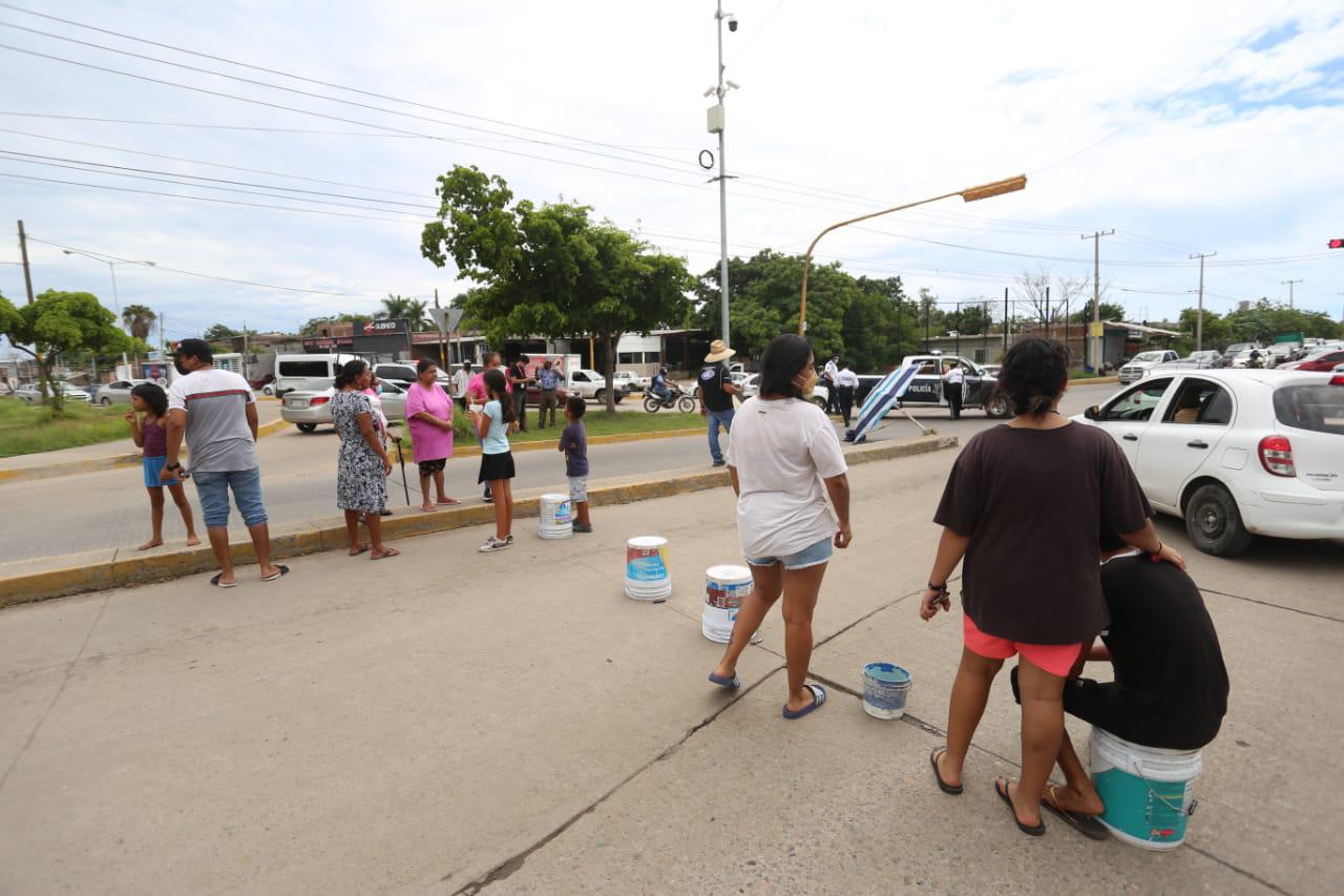 $!Tras 11 días sin agua llega el hartazgo, y vecinos de la Juárez en Mazatlán bloquean vialidades como protesta