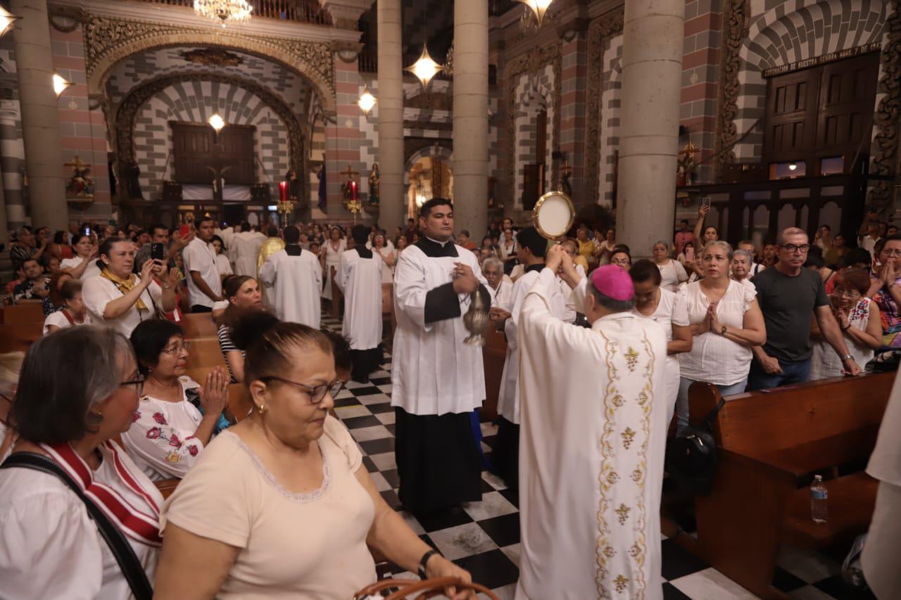 $!Celebran en Mazatlán con misa y procesión el Corpus Christi agradeciendo la institución de la eucaristía