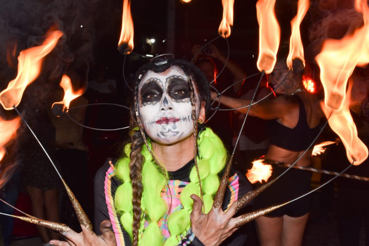 $!Miles de personas disfrutan de la tradicional callejoneada en el Centro Histórico de Mazatlán