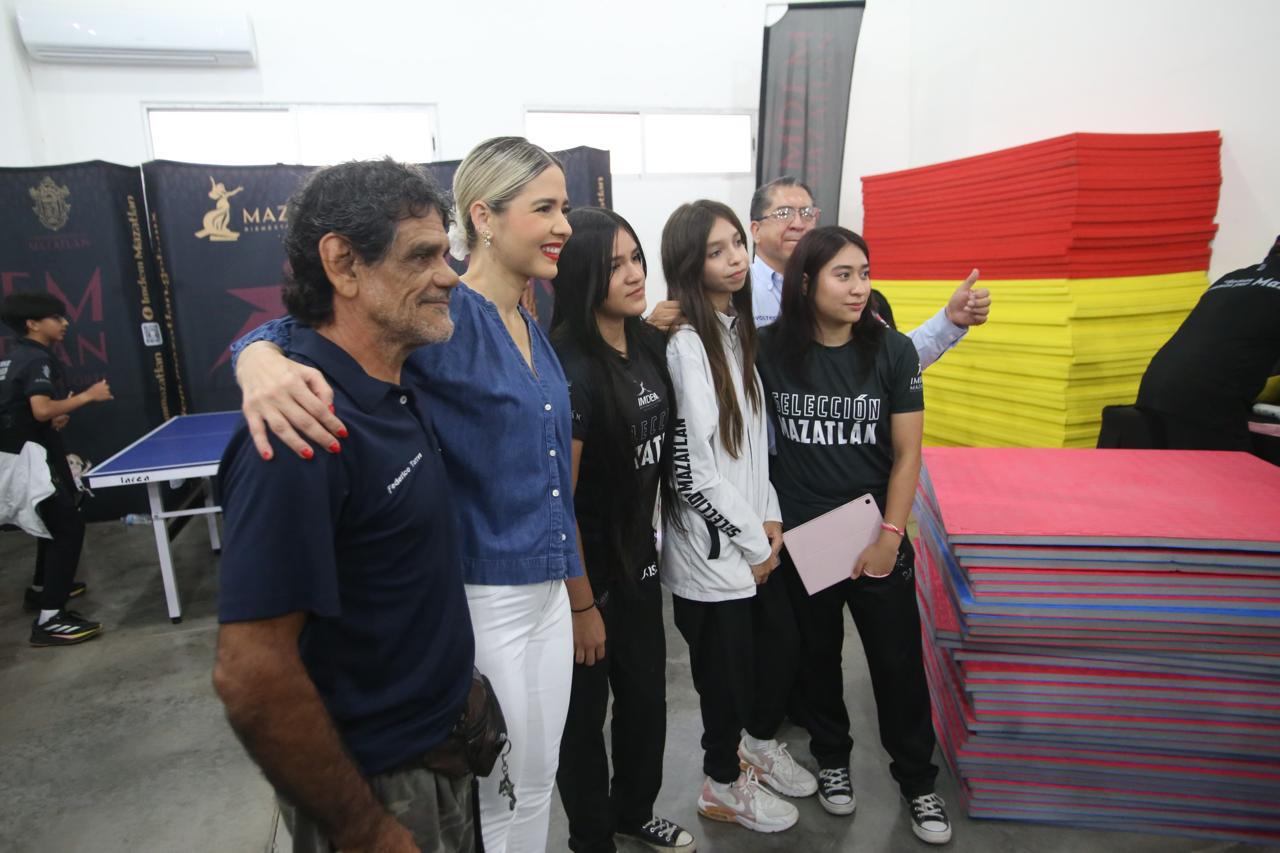 $!Entregan material deportivo en apoyo a más de 400 atletas mazatlecos