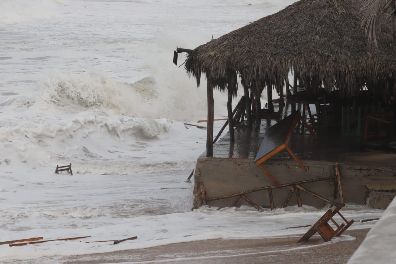 $!Azota fuerte oleaje la franja costera de Mazatlán tras el paso del huracán Priscilla