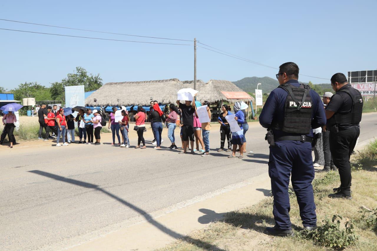$!Bloquean Avenida Múnich, en Mazatlán, para exigir ampliación de rutas de camiones ya autorizadas