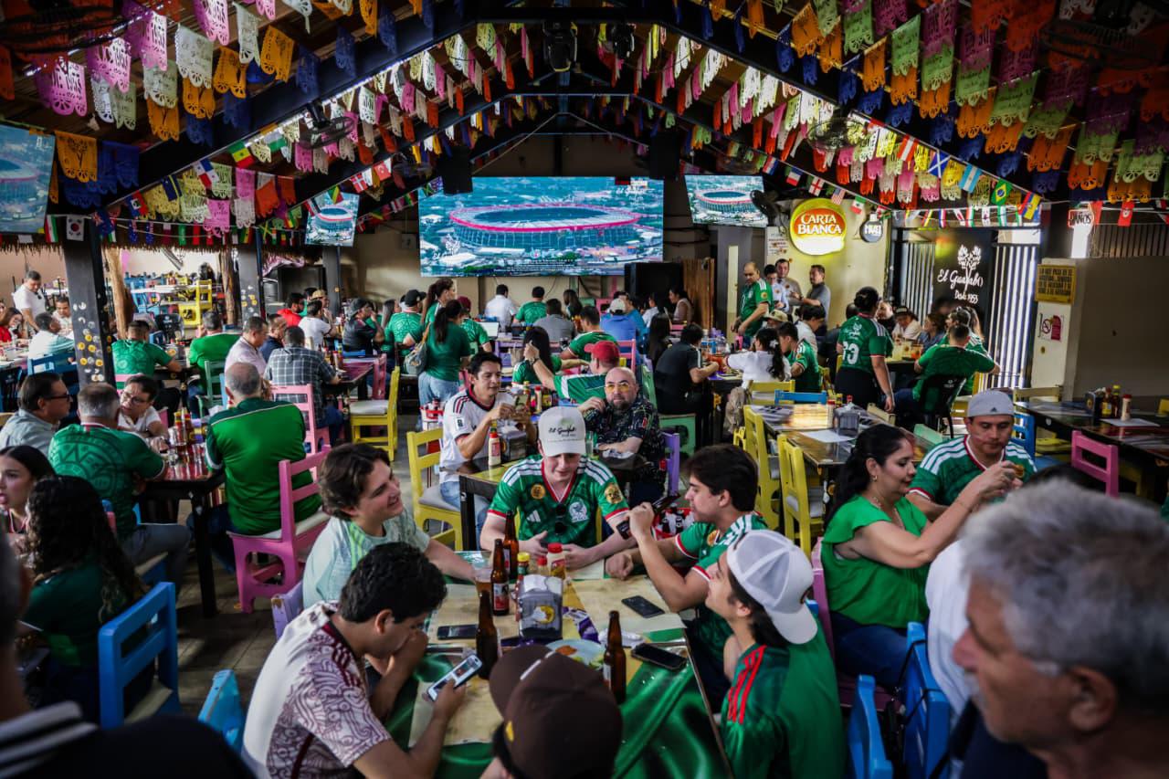 $!La fe de la afición en el Tri se desborda en los bares locales de Culiacán