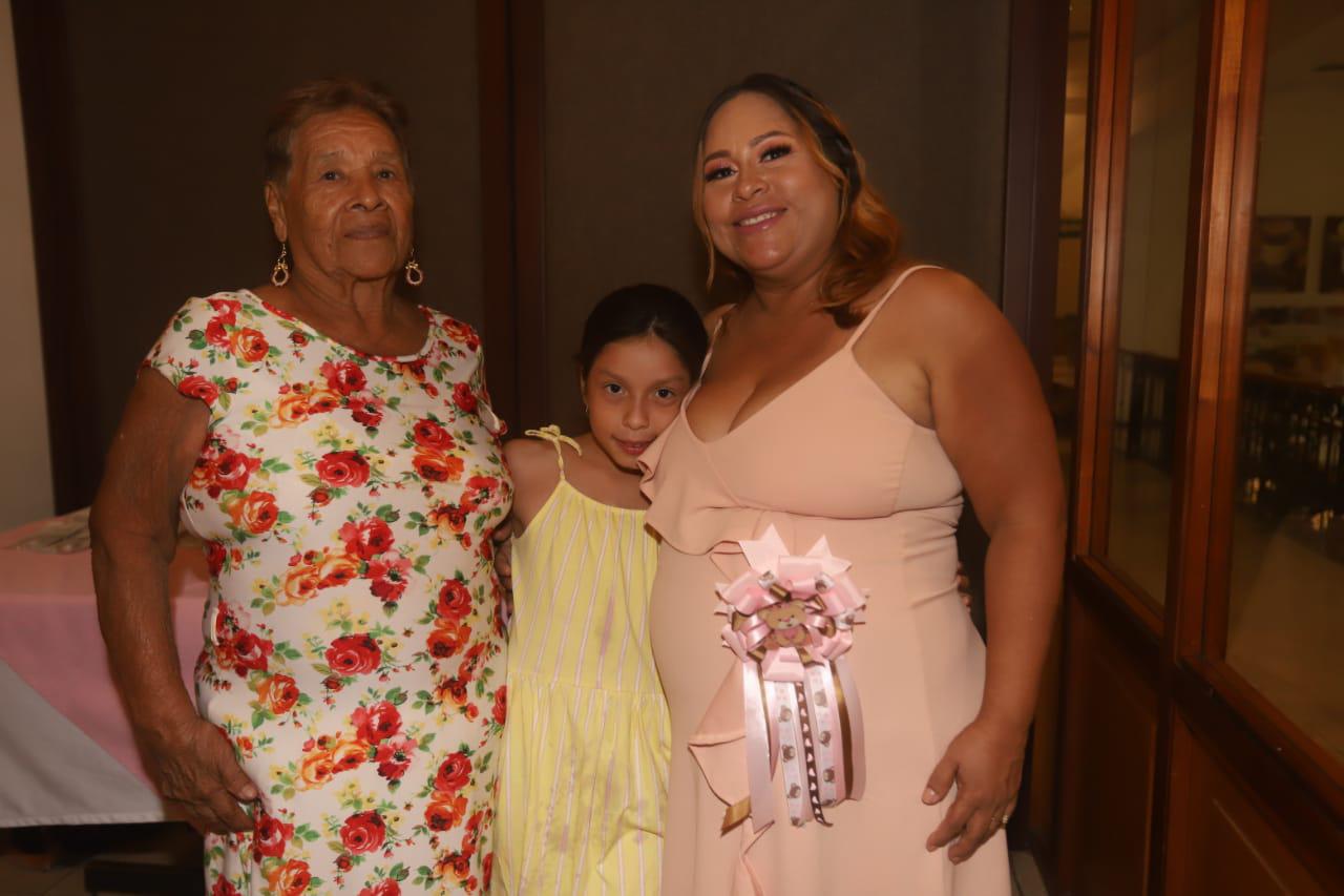 $!Francisca Palomares Quintero junto a su nieta Helena Sofía, y su hija Beda Carolina.