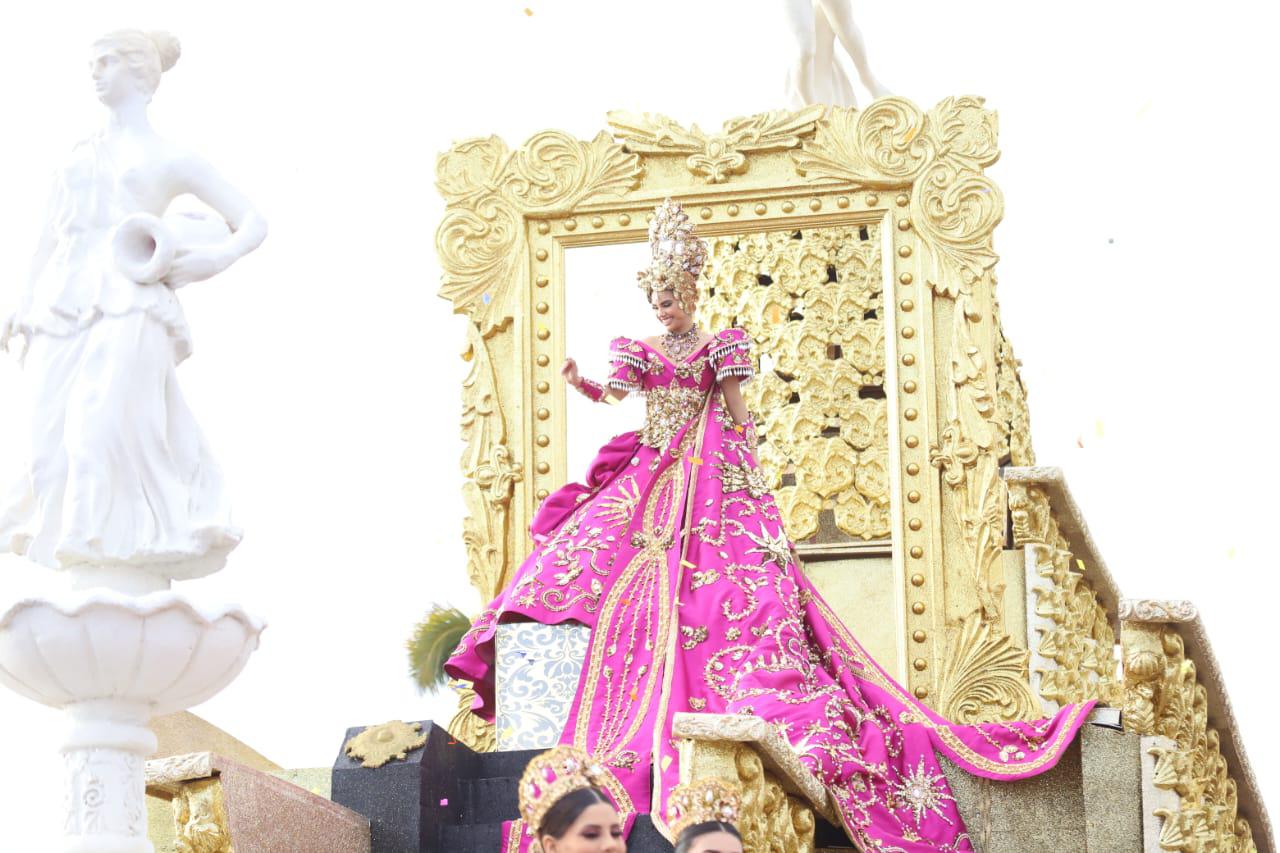 $!Se despide la realeza con emotividad en el segundo y último desfile del Carnaval de Mazatlán 2024